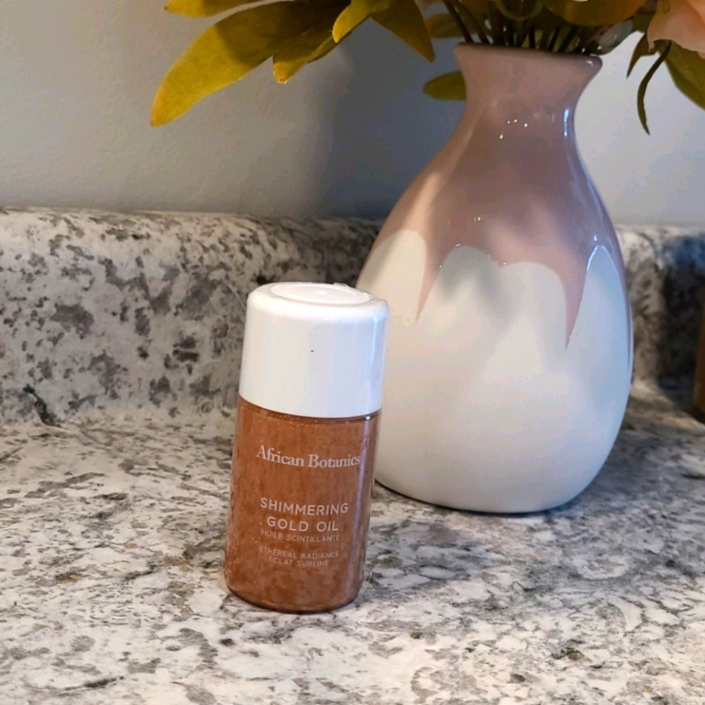 Shimmering Gold Body Oil - Picture 3 of 5